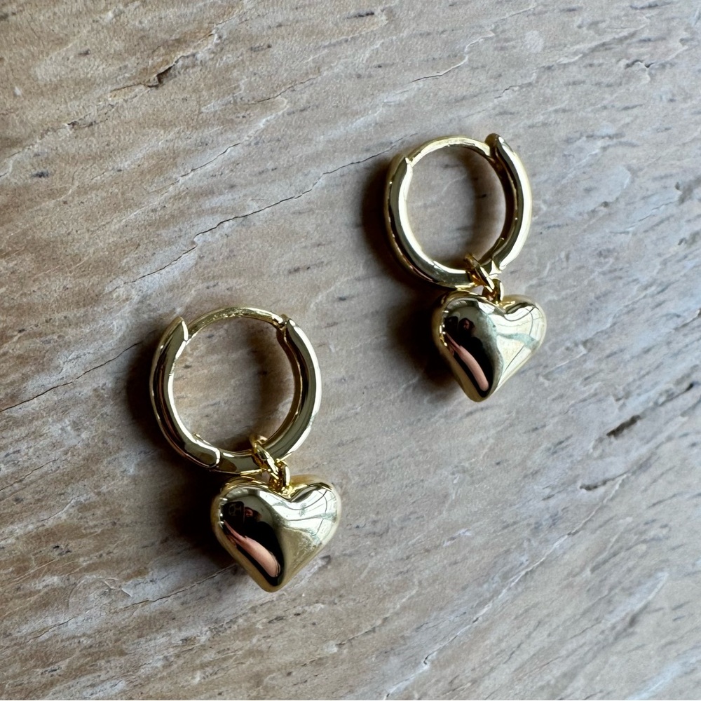 NWOT Goop Gold Plated Puff Heart Huggie Earrings - Picture 4 of 5